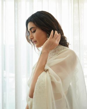 Karishma Tanna Instagram - माना कि सादगी का दौर नहीं 
मगर सादगी से अच्छा कुछ और नहीं 🤍🩶

Saree @devnaagri 
Jewellery @sangeetaboochra @aquamarine_jewellery 
Stylist @stylebysaachivj 
 📸 @mourya
