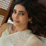 Karishma Tanna Instagram - माना कि सादगी का दौर नहीं मगर सादगी से अच्छा कुछ और नहीं 🤍🩶 Saree @devnaagri Jewellery @sangeetaboochra @aquamarine_jewellery Stylist @stylebysaachivj 📸 @mourya
