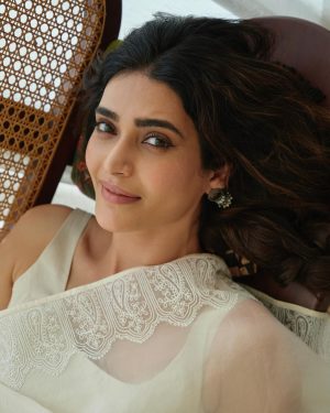 Karishma Tanna Instagram - माना कि सादगी का दौर नहीं 
मगर सादगी से अच्छा कुछ और नहीं 🤍🩶

Saree @devnaagri 
Jewellery @sangeetaboochra @aquamarine_jewellery 
Stylist @stylebysaachivj 
 📸 @mourya