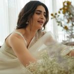 Karishma Tanna Instagram - माना कि सादगी का दौर नहीं मगर सादगी से अच्छा कुछ और नहीं 🤍🩶 Saree @devnaagri Jewellery @sangeetaboochra @aquamarine_jewellery Stylist @stylebysaachivj 📸 @mourya