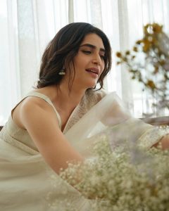 Karishma Tanna Instagram - माना कि सादगी का दौर नहीं मगर सादगी से अच्छा कुछ और नहीं 🤍🩶 Saree @devnaagri Jewellery @sangeetaboochra @aquamarine_jewellery Stylist @stylebysaachivj 📸 @mourya