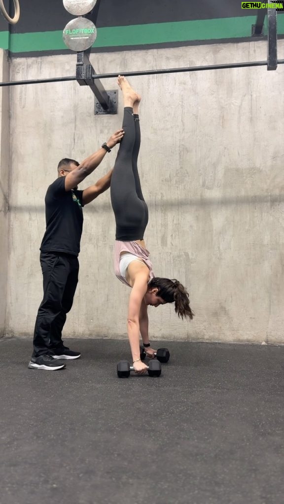 Karishma Tanna Instagram - 🆒 🆗 #gym #handstand #love @coachsalmanshaikh