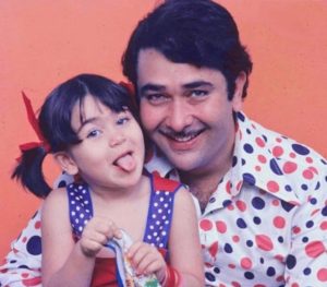 Karisma Kapoor Instagram - Happy birthday to my handsome,funniest,charming and kind Papa 🎂❤️❤️❤️❤️❤️✨ PS - Fashion game on point 😂🔴🟠🔵⚪️🙌🏼 #DottyDuo #HappyBirthday