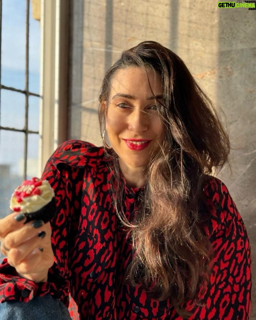 Karisma Kapoor Instagram - Sending love ❤️ #HappyValentinesDay #CupcakeLove