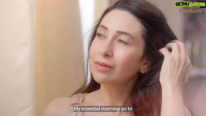 Karisma Kapoor Instagram - I embrace natural beauty. That’s why Gheesutra Face Emulsion is my morning go-to.💕 This elixir from @shankaranaturalsindia is made with Shata Dhauta Ghrita i.e. 100x washed pure A2 Ghee. Infused with the goodness of Hibiscus, Blue Pea and Vitamin C, it brings out my inner glow. Luxurious, creamy, and absorbent, my skin feels buttery soft and supple all day long. Discover Shankara’s Gheesutra Face Emulsion, and my daily ritual on shankara.in #KarismaXShankara #KarismaGheesutraRitual #KarismaRadiatesConfidence #ComfortInYourSkin #Gheesutra #ShataDhautaGhrita #TheShankaraPromise