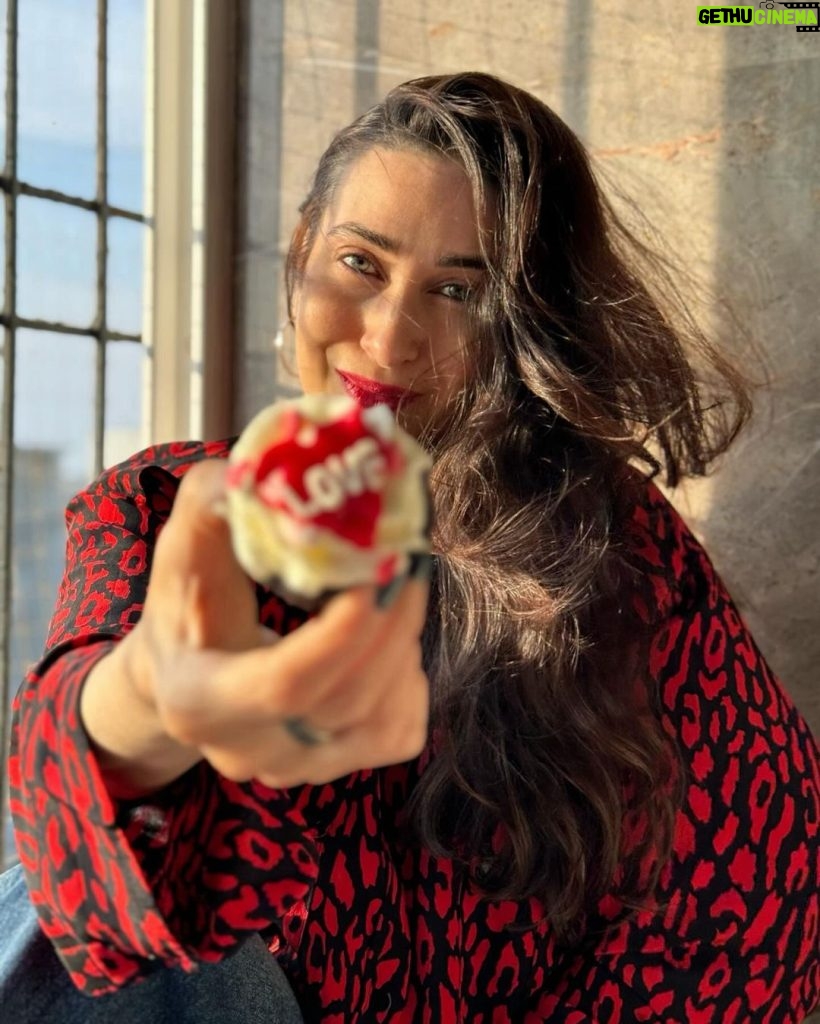 Karisma Kapoor Instagram - Sending love ❤ #HappyValentinesDay #CupcakeLove