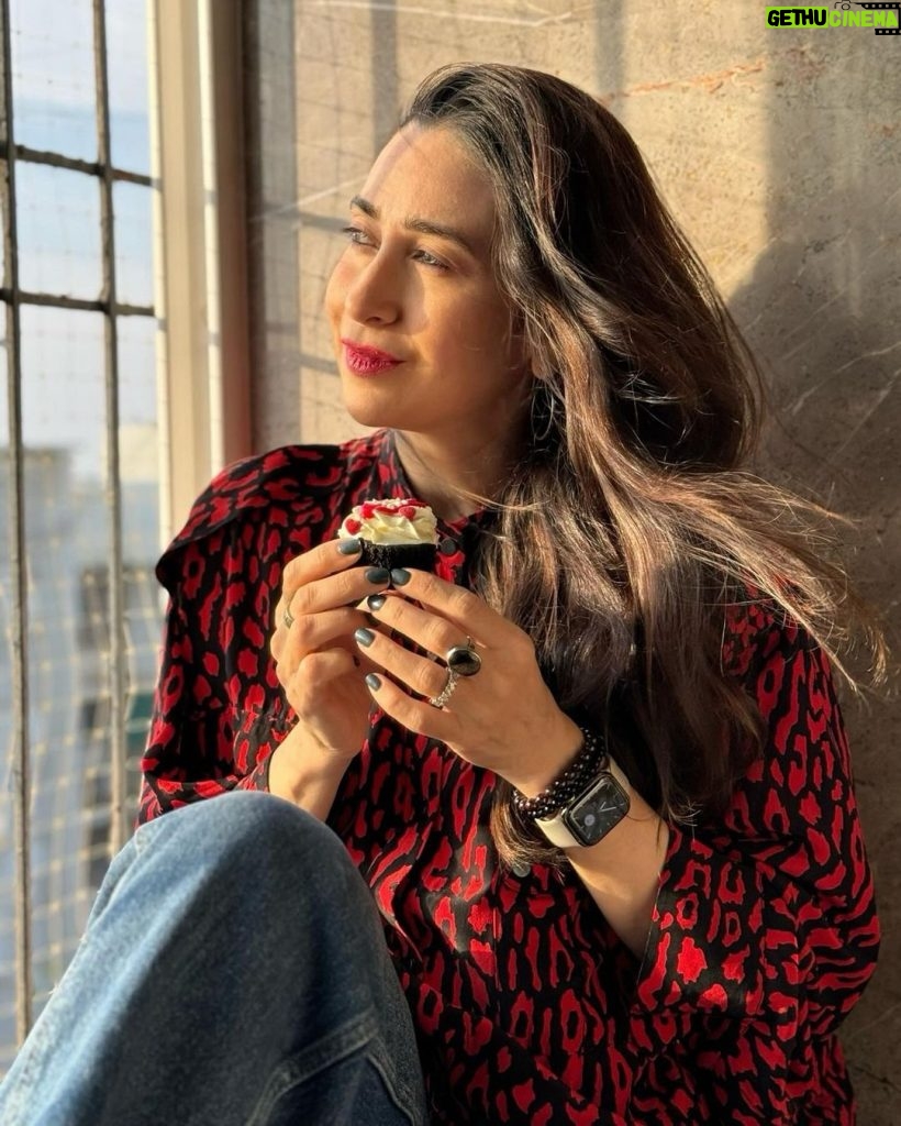 Karisma Kapoor Instagram - Sending love ❤ #HappyValentinesDay #CupcakeLove