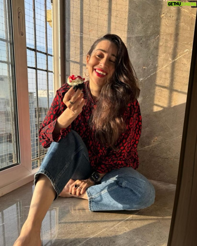 Karisma Kapoor Instagram - Sending love ❤️ #HappyValentinesDay #CupcakeLove