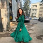 Karisma Kapoor Instagram - Evergreen 🍃🥑🌿🫒🌴🥬🌳💚 #setlife🎬