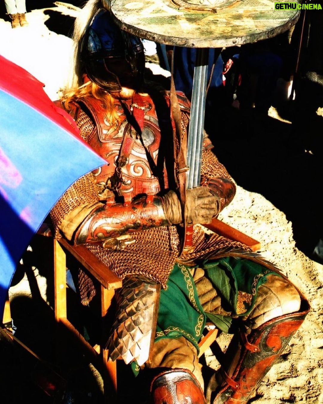 Karl Urban Instagram - #tbt ….The legendary Lord of the Rings umbrella budget blow out . 😆 🙏🏽 @wetaworkshop 📸 #lotr
