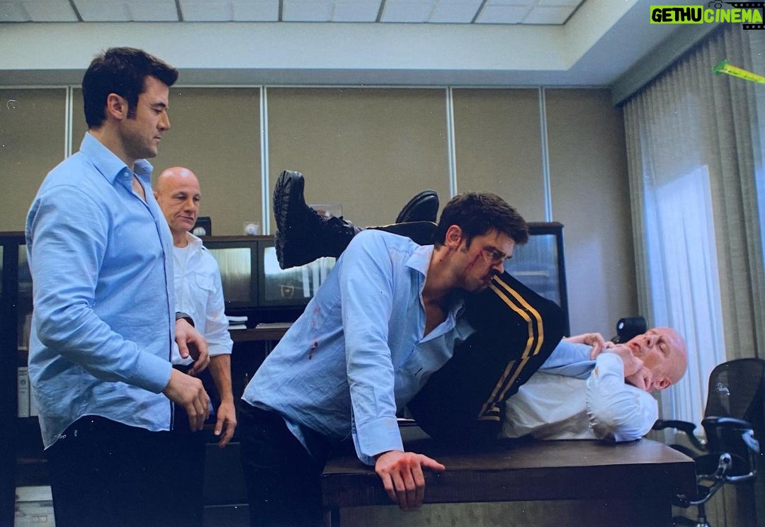 Karl Urban Instagram - #tbt Red 2009 Behind the scenes working with our awesome stunt team . Kordeski trained you ? Yeah I trained Kordeski