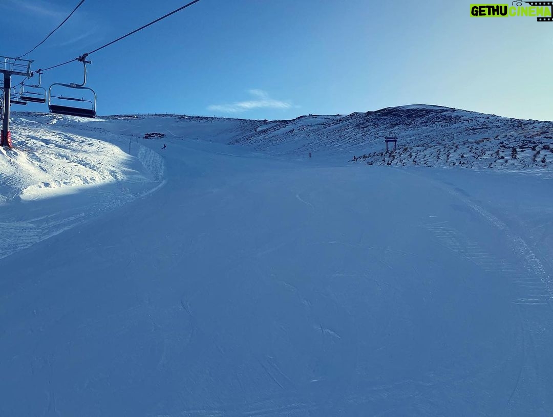 Karl Urban Instagram - Epic weekend @cardronanz ⛷ Cheers to all the mountain staff 🍻 You guys rock !! #ski #wanaka #newzealand