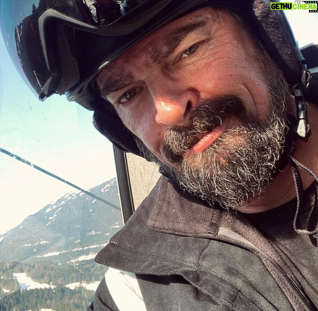 Karl Urban Instagram - Epic adventure Cheers @whistlerblackcomb #skiing