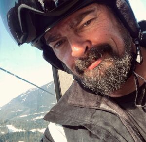 Karl Urban Instagram - Epic adventure 
Cheers 
@whistlerblackcomb 
#skiing