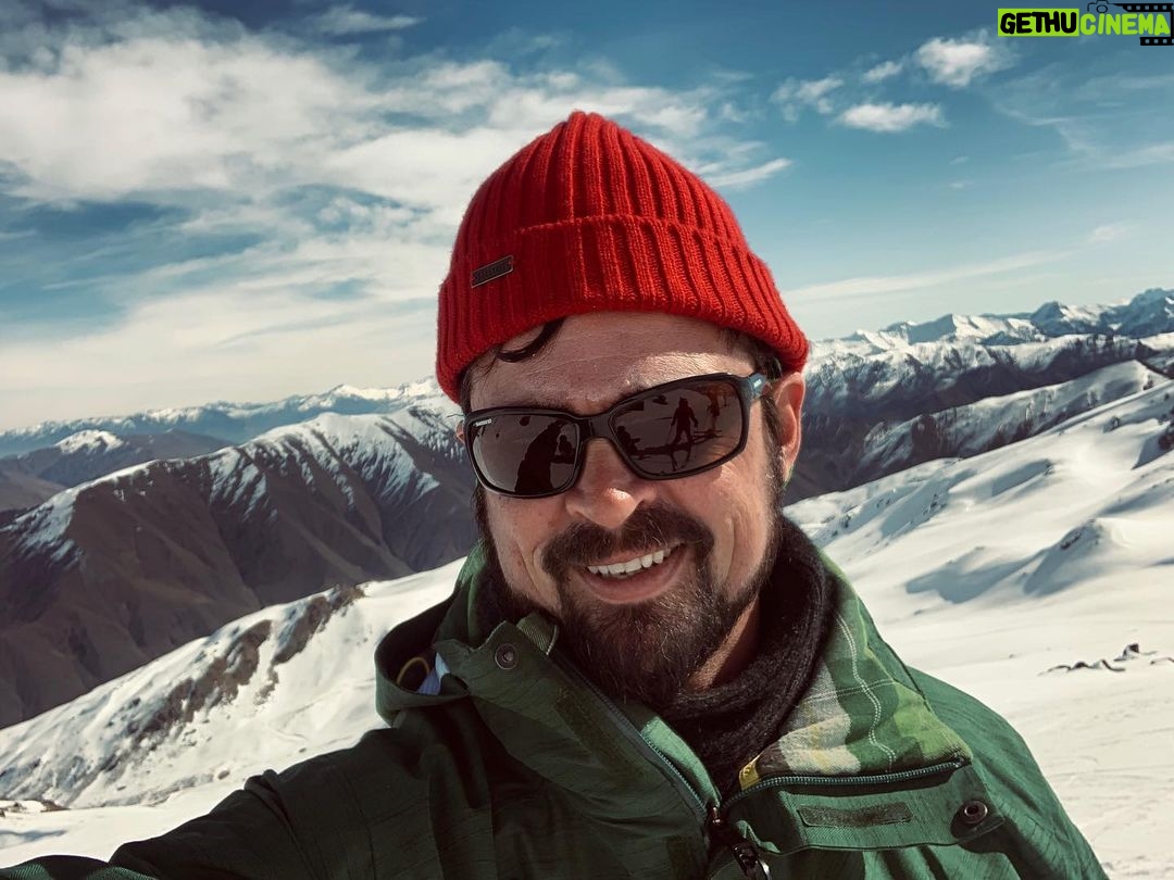 Karl Urban Instagram - Loves mountain life #skiing #holiday