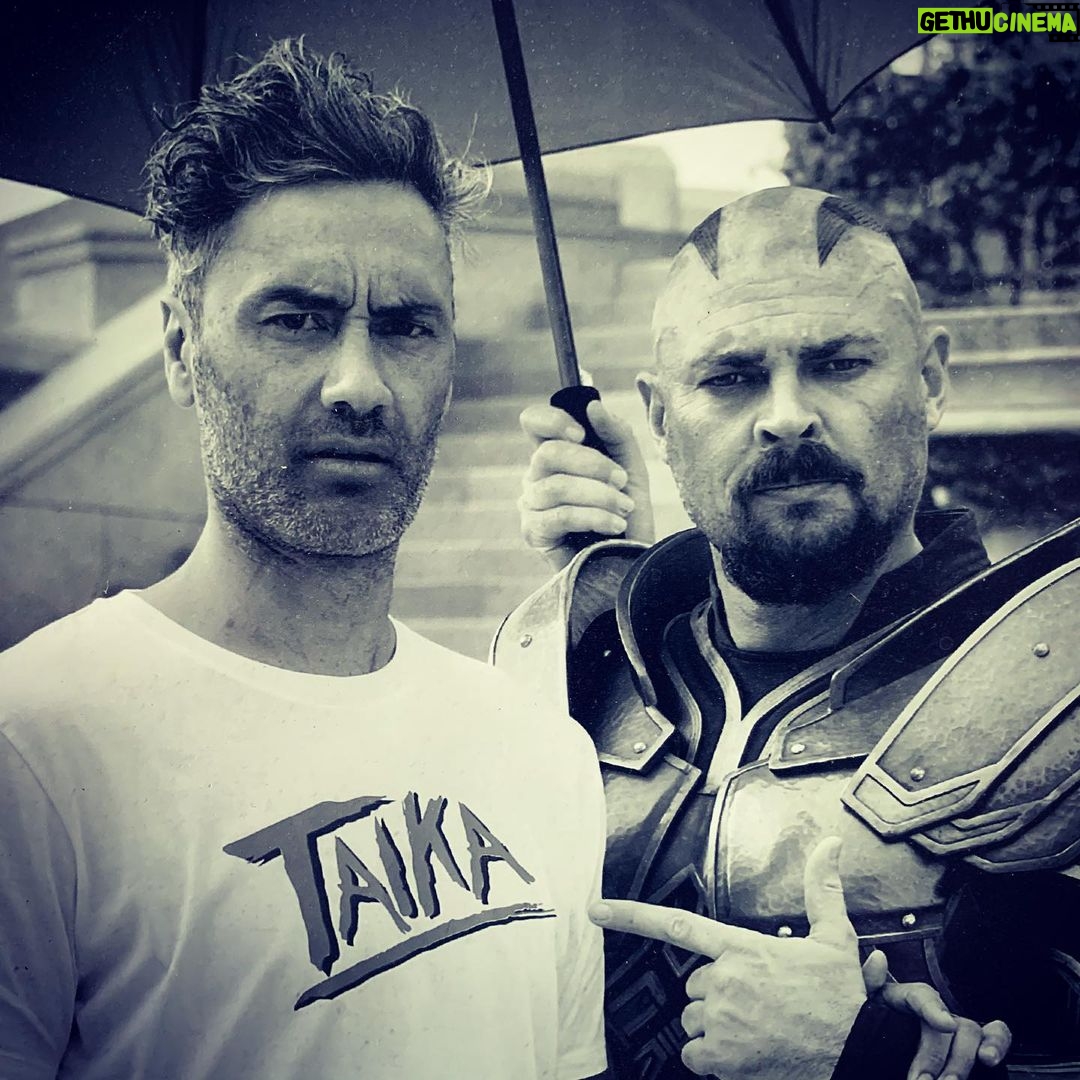 Karl Urban Instagram - Go @taikawaititi 💥🏆🎬 Wishing you a golden Oscars night mate ! Check out @jojorabbitmovie if you haven’t -it be totally RAD .