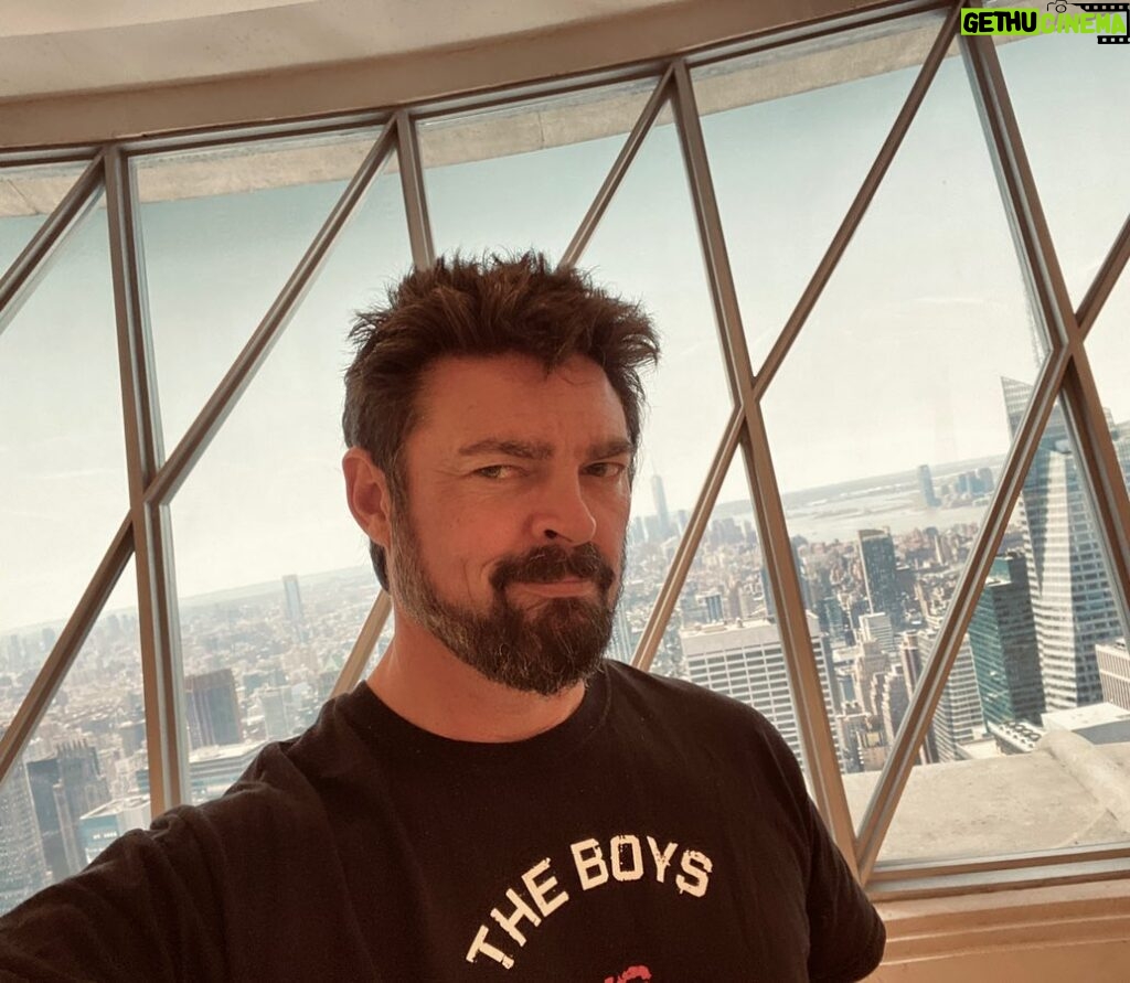 Karl Urban Instagram - Looking for office space in NYC ... this one has an alright view .