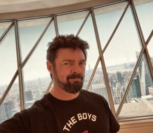 Karl Urban Instagram - Looking for office space in NYC ... this one has an alright view .