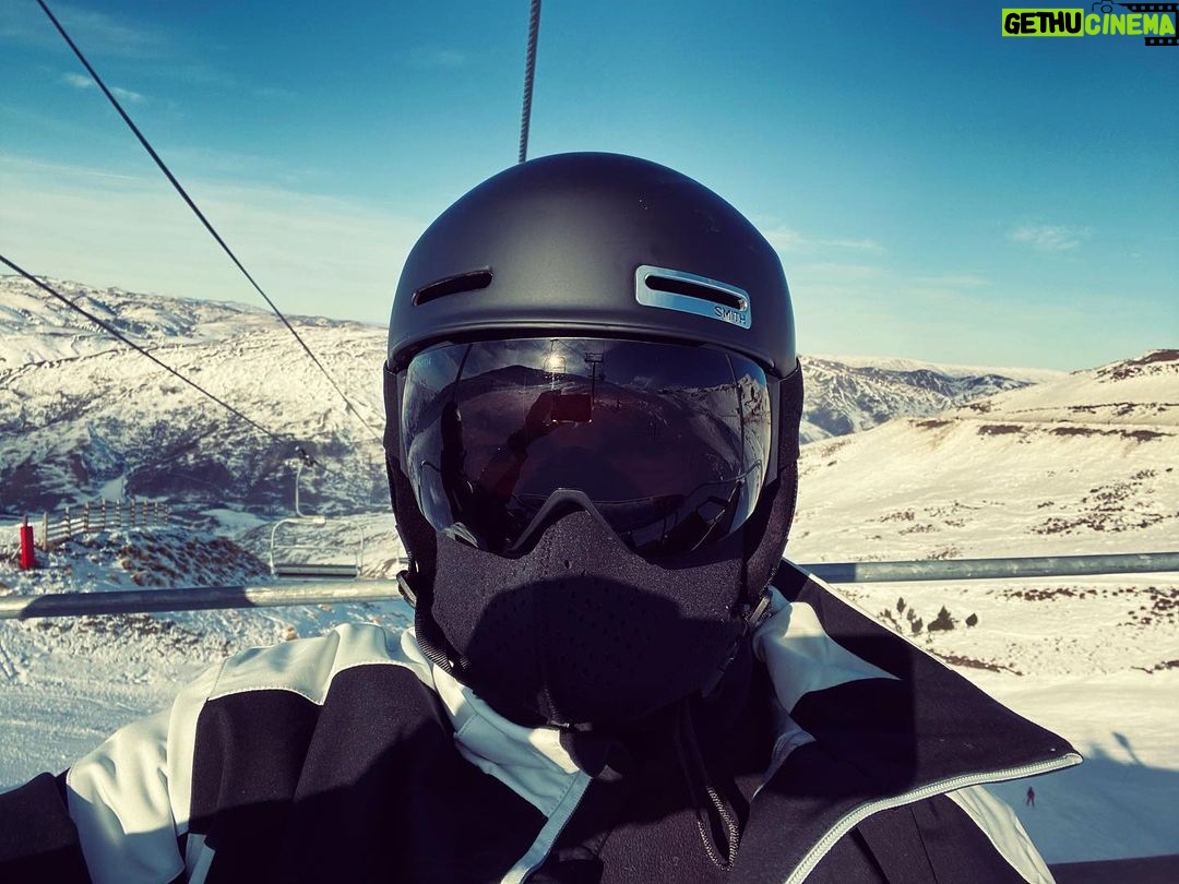 Karl Urban Instagram - Epic weekend @cardronanz ⛷ Cheers to all the mountain staff 🍻 You guys rock !! #ski #wanaka #newzealand