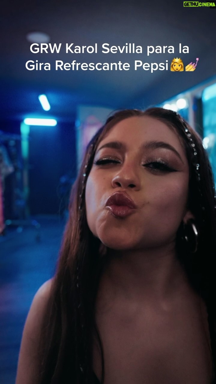 Karol Sevilla Instagram - @karolsevillaofc nos muestra algunas ideas de outfits para disfrutar al máximo la Gira ¿cómo irás tú a la Gira Refrescante Pepsi? 🌸👟👜 📍 Complejo Cuscatlán, San Salvador Entradas a la venta en: 🎟️ @funcapital.latam 🎫 @todoticketsv