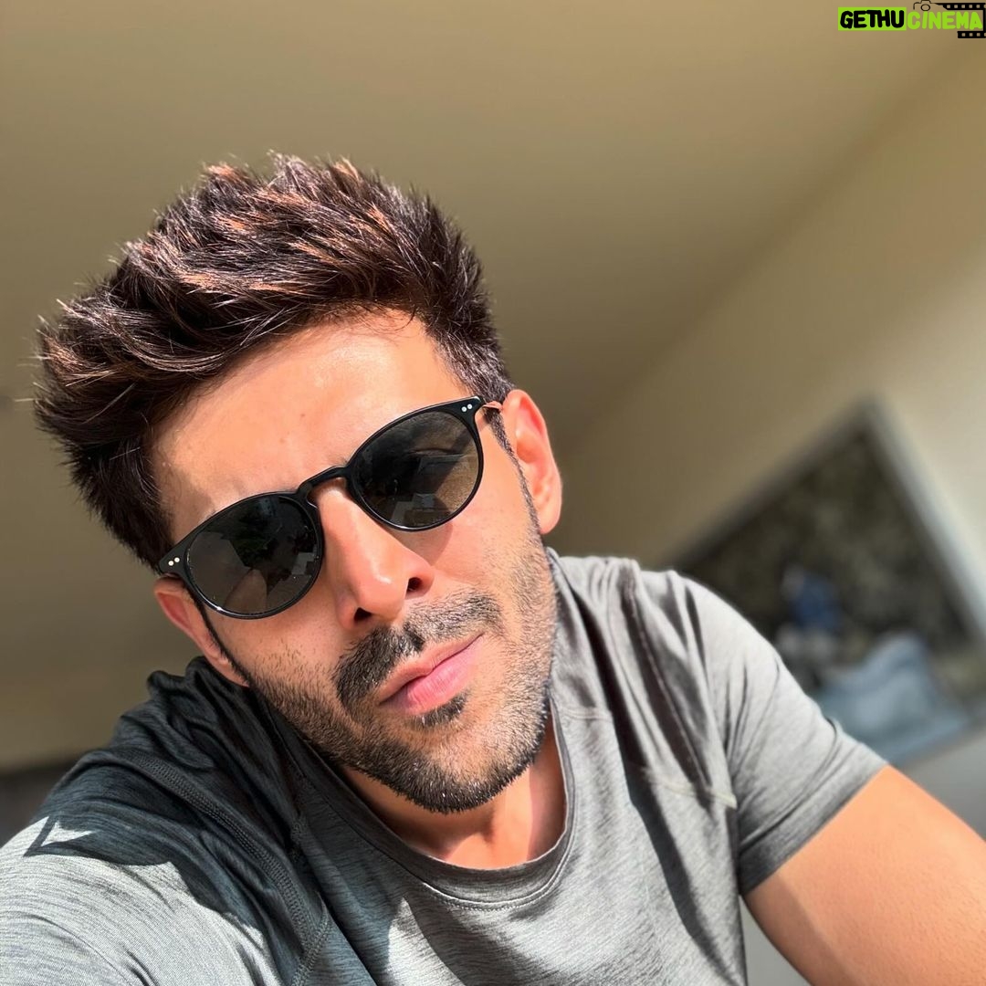 Kartik Aaryan Instagram - Feeling Spexy ❤️🔥
