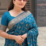 Karunya Ram Instagram - 1st time ನಿನ್ನ ನೋಡಿದಾಗ 💙 with this Pure banarasi crape silk saree 🥰🥳 @ikarunya : : #aviraudupu #karunyaram #milkybeautykarunyaram #purecrapesilksaree #crapesilksaree #banarasicrapesilksaree #ramagreensaree Bangalore, India