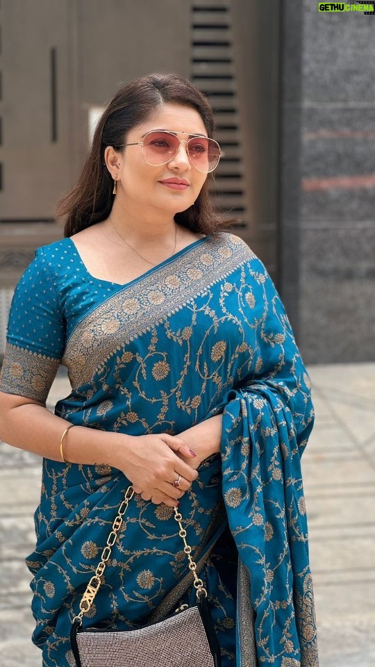 Karunya Ram Instagram - 1st time ನಿನ್ನ ನೋಡಿದಾಗ 💙 with this Pure banarasi crape silk saree 🥰🥳 @ikarunya : : #aviraudupu #karunyaram #milkybeautykarunyaram #purecrapesilksaree #crapesilksaree #banarasicrapesilksaree #ramagreensaree Bangalore, India