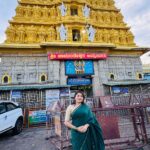 Karunya Ram Instagram - Divine 💚💛 blessed 🙏🏻 : : Saree : @aviraudupu : : #mysore #chamundeshwaritemple #karunyram #milkybeautykarunyaram #mysoresilksaree #silksaree Chamundeswari Temple, Mysore