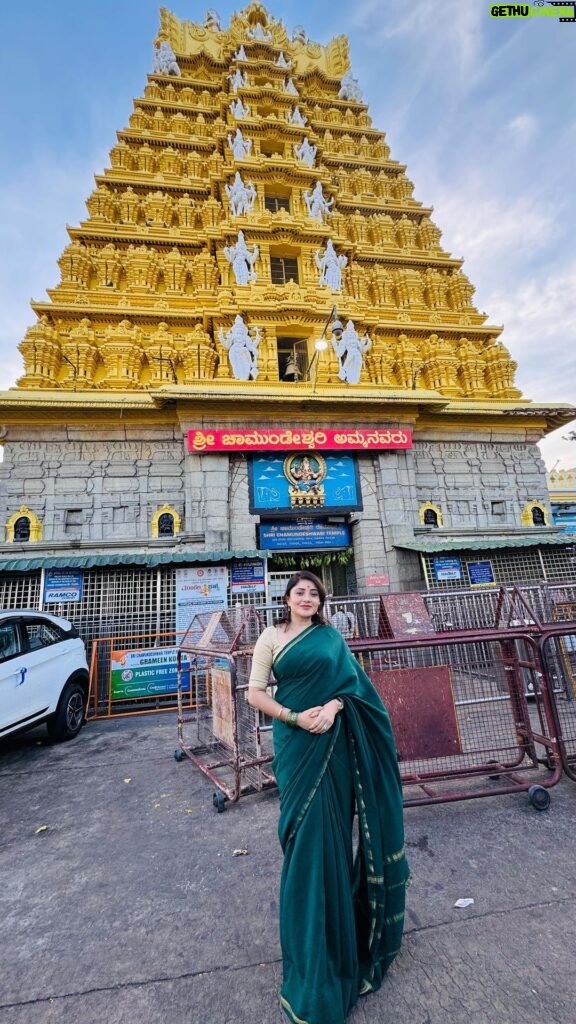 Karunya Ram Instagram - Divine 💚💛 blessed 🙏🏻 : : Saree : @aviraudupu : : #mysore #chamundeshwaritemple #karunyram #milkybeautykarunyaram #mysoresilksaree #silksaree Chamundeswari Temple, Mysore