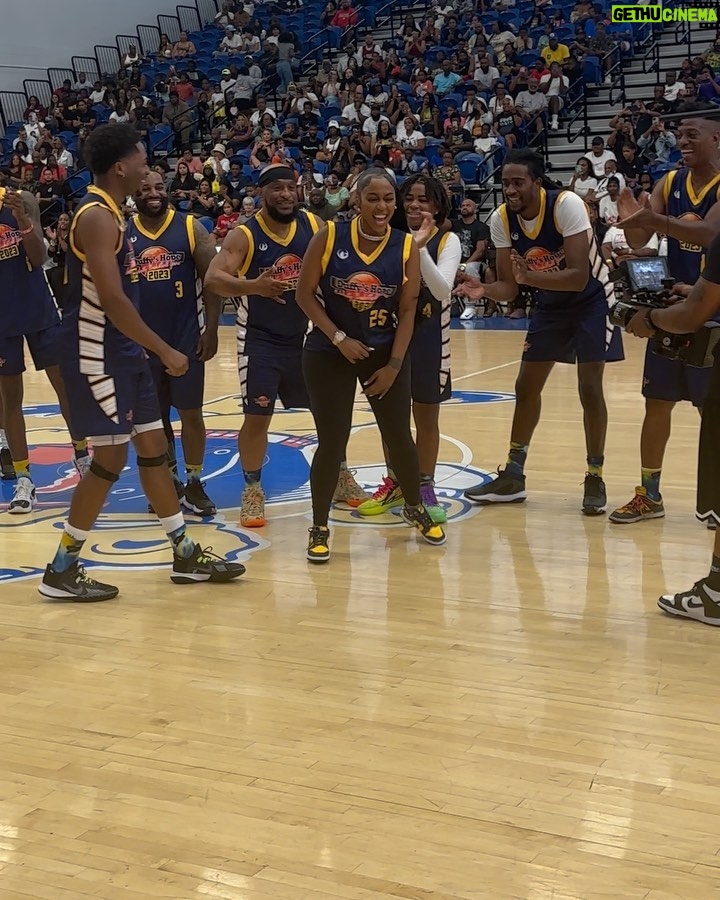 Kash Doll Instagram - I ain’t a fan of many but come on now menace ll society? Love jones? Dead presidents? He still look like o dog 90 years later lol @larenztate Besides that i balled on every nigga yesterday at the Duffey’s hope charity celebrity basketball game! Hair: @dontethehairstylist MUA: @muaaperfection 📸 @3rdivisions_ Deleware