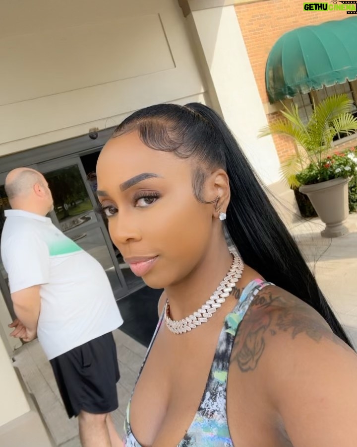 Kash Doll Instagram - I ain’t a fan of many but come on now menace ll society? Love jones? Dead presidents? He still look like o dog 90 years later lol @larenztate Besides that i balled on every nigga yesterday at the Duffey’s hope charity celebrity basketball game! Hair: @dontethehairstylist MUA: @muaaperfection 📸 @3rdivisions_ Deleware