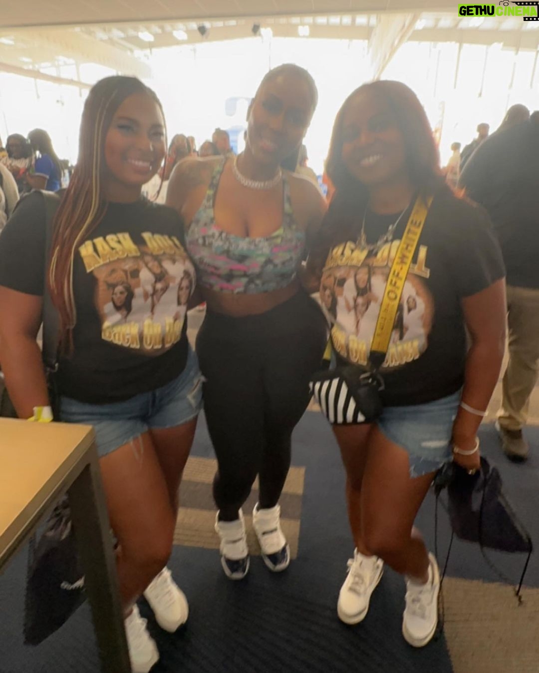 Kash Doll Instagram - I ain’t a fan of many but come on now menace ll society? Love jones? Dead presidents? He still look like o dog 90 years later lol @larenztate Besides that i balled on every nigga yesterday at the Duffey’s hope charity celebrity basketball game! Hair: @dontethehairstylist MUA: @muaaperfection 📸 @3rdivisions_ Deleware