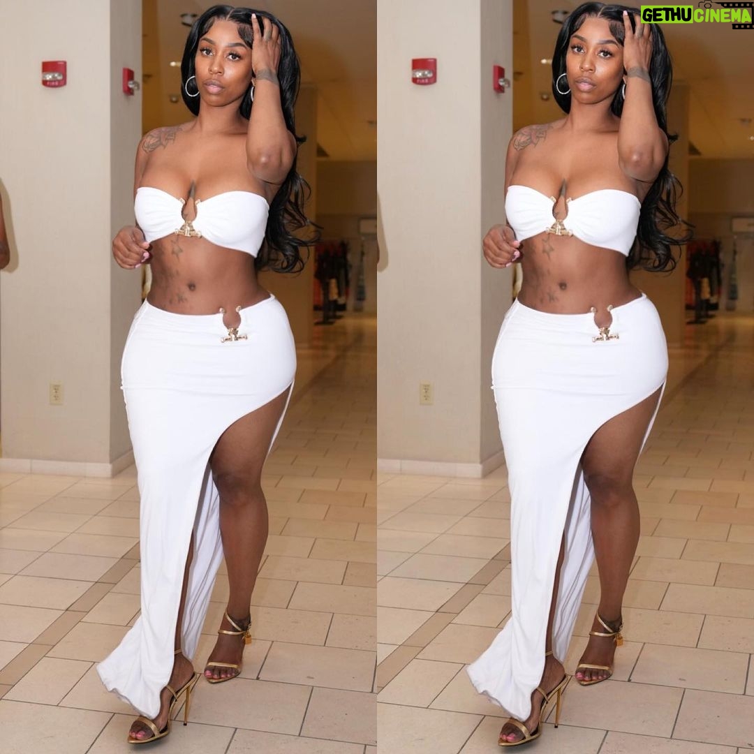 Kash Doll Instagram - Vegas so fuckin hot 🥵 u don’t wanna put on shit 😹 Las Vegas, Nevada