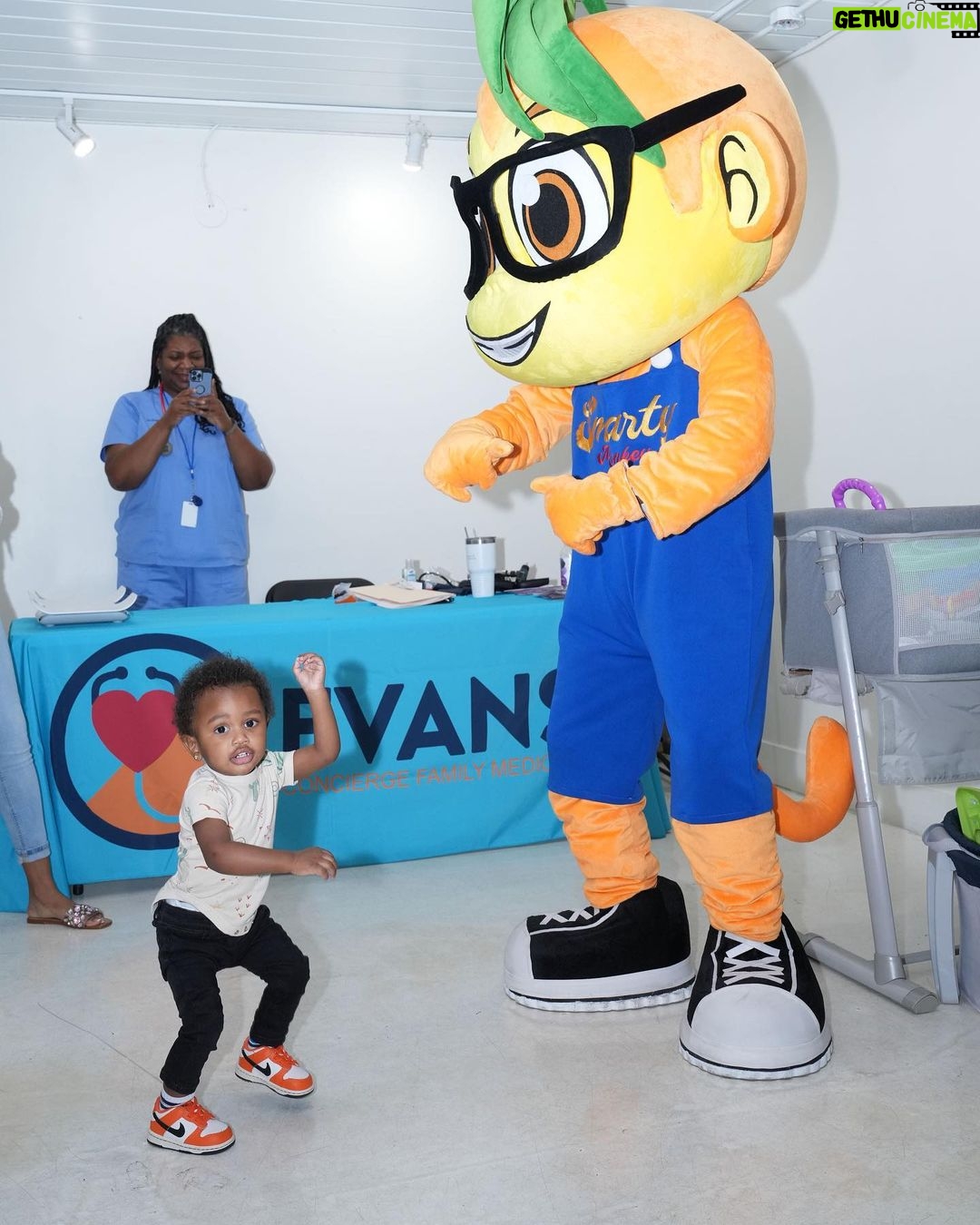 Kash Doll Instagram - My baby helped and played with the kids of the mothers we gave away all of his new and used baby stuff ๐ it was amazing thank u @softloftatl @southernfirekitchen @evansconciergefm @officiallybrodie For helping me make this day special