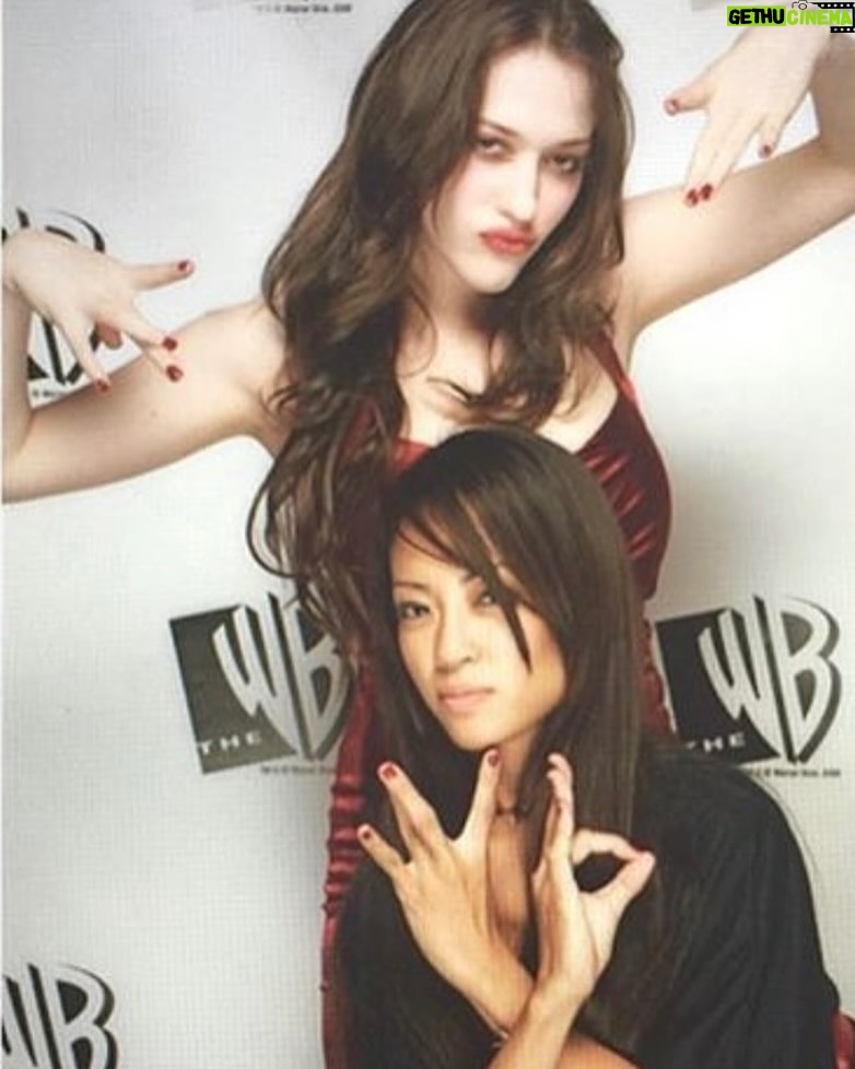 Kat Dennings Instagram - I still have no idea what these hands mean but what matters is we did them on The WB red carpet @rodeneronquillo happy birthday my mochi angel