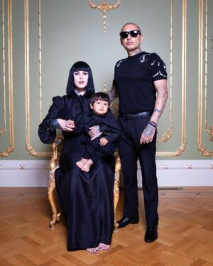 Kat Von D Instagram - It’s that time of the year to watch our little family grow older! 🖤 Every year, @prayers, Leafar and I take a family photo together. 

Thank you to our dear friend (and talented photographer) @s1rsuave for taking our portrait!! 🖤

We can’t wait to continue this tradition until we are all old and grey!

We love our little nuclear family so much! 🖤