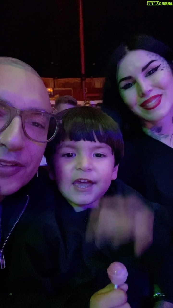 Kat Von D Instagram - MERRY CHRISTMAS FROM THE VON D-REYES FAMILIA! 🖤🖤🖤 This was the first year we didn’t spend Christmas at home, and instead traveled to Barcelona to spend a week here together, unplugged from all work, all drama, etc. We came here with zero plans, aside from spending quality time together, and found ourselves at the @circoraluy circus today — and I must say it was one of the most inspiring experiences ever! @prayers and I cried at the end! 🥲 And I’m pretty sure Leafar fell in love with the circus leader’s daughter! THANK YOU to the entire @circoraluy crew for making this one of the most special Christmas for us! 🖤 Barcelona, Spain