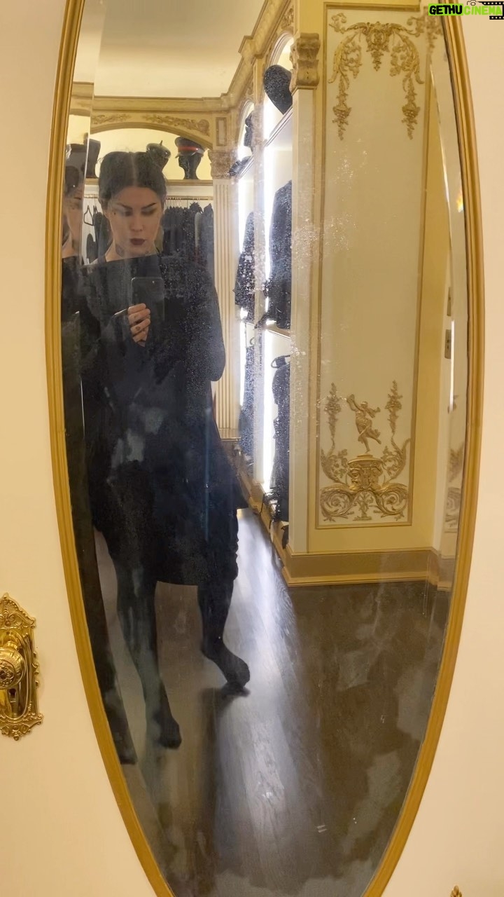 Kat Von D Instagram - Over here tidying up my closet, when I heard a kissy sound coming from the other room…🥲