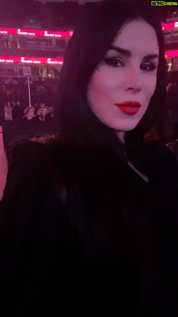 Kat Von D Instagram - Last night, I had the pleasure/privilege of going to see @jordan.b.peterson speak. Not only is Jordan Peterson one of my favorite modern-day philosophers, but it was his book “12 Rules For Life” that my husband, @prayers and I bonded over, long before we were married. So, going to see his lecture together was something special for the two of us. Lastly, I think it’s the greatest thing to see a massive arena filled to the brim with thousands of people who are all wanting to learn and explore free thinking. Was so uplifting to say the least! *special THANK YOU to @mikhailapeterson for setting us up with wonderful seats, to my dear friend @sharishort11 for joining us, and of course to @jordan.b.peterson for the inspiration and for taking the time to meet us after. 🖤