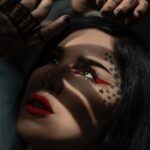 Kat Von D Instagram – Te amo como se aman ciertas cosas oscuras, secretamente, entre la sombra y el alma. 🖤
📸: @travis_shinn