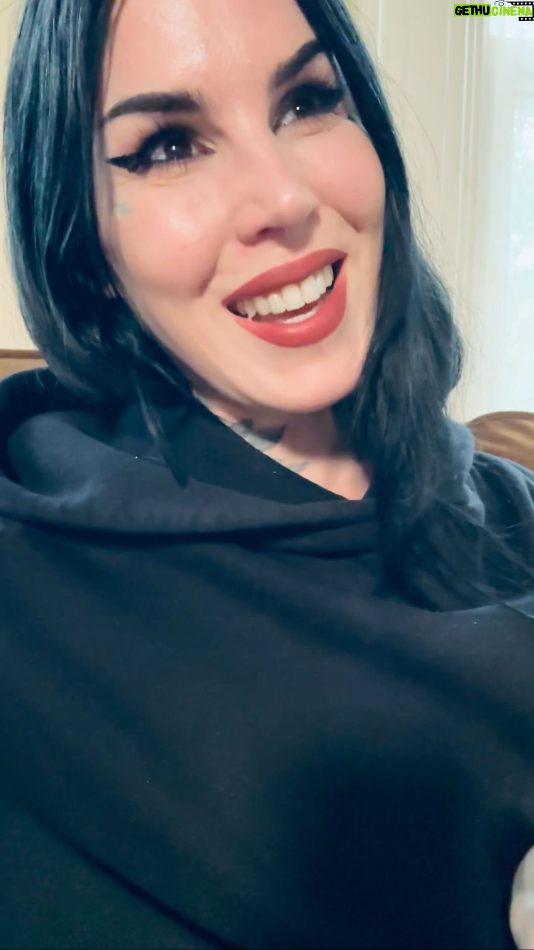 Kat Von D - 125.6K Likes - Lotsa love to everyone, and I mean everyone!🖤