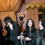 Kat Von D Instagram - If we’re gonna sing Jingle Bells, this is how we’re doing it. 🖤🎄Merry Christmas from me, @mrpharmacist72, @sammidoll and Nietzsche! 🧛🏻‍♂️🧛🏻‍♀️🦹🏻‍♀️🐈‍⬛