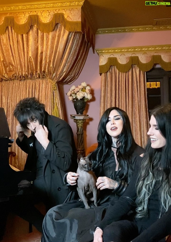 Kat Von D Instagram - If weβre gonna sing Jingle Bells, this is how weβre doing it. π€πMerry Christmas from me, @mrpharmacist72, @sammidoll and Nietzsche! π§π»ββοΈπ§π»ββοΈπ¦Ήπ»ββοΈπββ¬