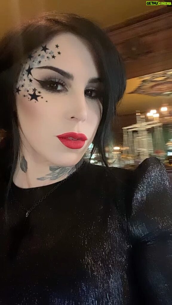 Kat Von D Instagram - For this Christmas holiday I wanted to do something special for YOU as a THANK YOU for all the love + support you've given me this year with my #LoveMadeMeDoIt album! 🖤 Over the next 12 Days of Christmas I'll be sharing a bunch of fun exclusive stuff for you—starting with this Starry Eyes AR filter! Check it out now on my profile and in my stories! I can't wait to see you guys use it—please tag me so I can see! And you might want to turn on post notifications to not miss out on anything over the next couple weeks! ❤️🎁🎄