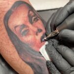 Kat Von D Instagram - The last and final tattoo I did at @highvoltagetat before closing.🖤 It meant so much to tattoo, not only a portrait of @officialvampira, but that I got to tattoo it on the sweetest girl on the planet, Lucy who runs the @katvondmexico fanclub. What a beautiful way to end such a beautiful chapter. So damn grateful. 🖤 #highvoltagetattoo High Voltage Tattoo