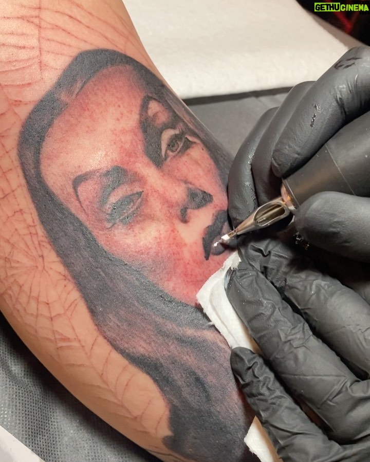 Kat Von D Instagram - The last and final tattoo I did at @highvoltagetat before closing.🖤 It meant so much to tattoo, not only a portrait of @officialvampira, but that I got to tattoo it on the sweetest girl on the planet, Lucy who runs the @katvondmexico fanclub. What a beautiful way to end such a beautiful chapter. So damn grateful. 🖤 #highvoltagetattoo High Voltage Tattoo