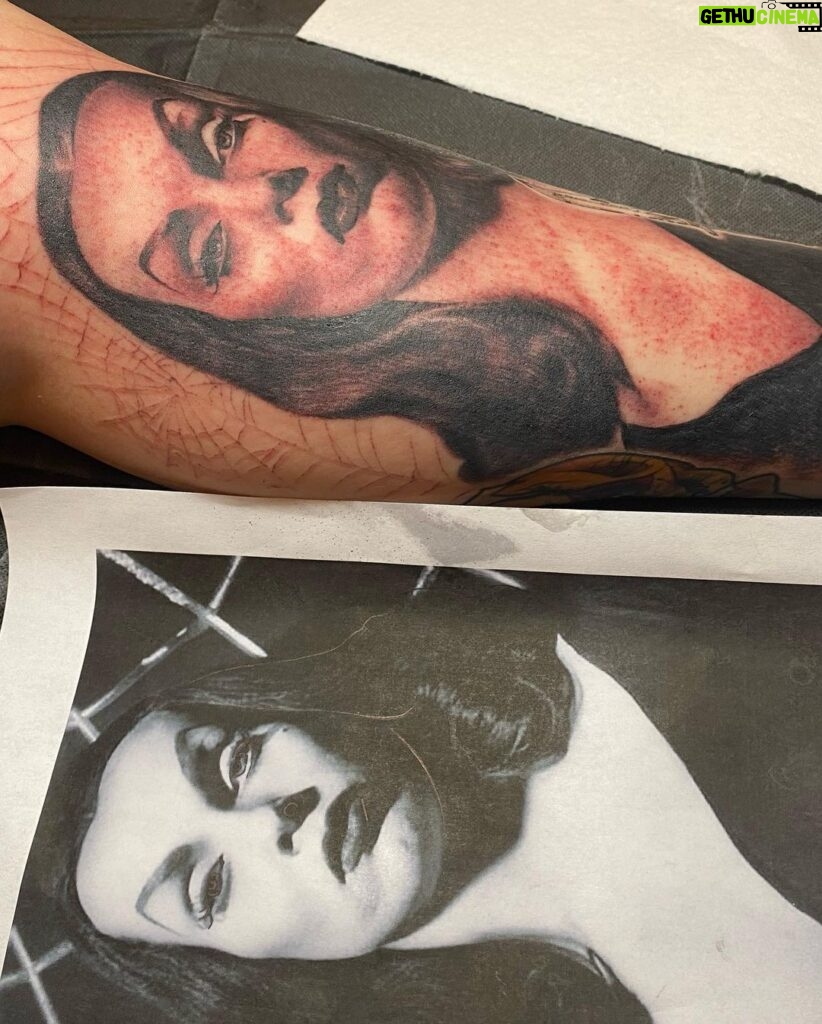 Kat Von D Instagram - The last and final tattoo I did at @highvoltagetat before closing.🖤 It meant so much to tattoo, not only a portrait of @officialvampira, but that I got to tattoo it on the sweetest girl on the planet, Lucy who runs the @katvondmexico fanclub. What a beautiful way to end such a beautiful chapter. So damn grateful. 🖤 #highvoltagetattoo High Voltage Tattoo