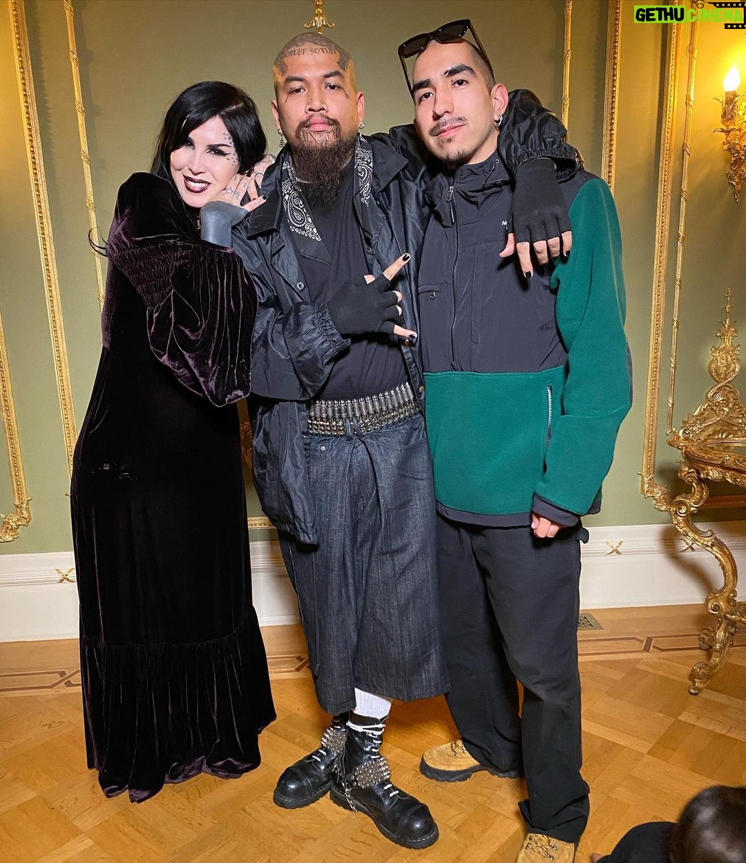 Kat Von D Instagram - There will never be enough words to express the love I have for my @highvoltagetat family. I can’t believe after 14 years of working side by side, this chapter of our lives has come to and end, and we all move onwards and upwards! I’m going to miss my beautiful shop, the thousands of people I’ve tattooed there over the years, my loving fans who traveled and came from all over the world, but most importantly my fellow tattoo artists who I was lucky enough to tattoo in the same room with over the last 14 years. I love you so much for believing in me and my little shop, and for riding along with me on this crazy ride! Farewell, High Voltage Tattoo Los Angeles! Till we meet again in Indiana! #highvoltagetattoo