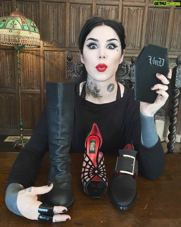 Kat Von D Instagram - In celebration of my album, “Love Made Me Do It” surpassing 1 MILLION STREAMS I wanted to give my lovely fans a chance to WIN THIS MONSTER PRIZE PACK FROM @VONDSHOES ! 🎁 One lucky winner will receive: 🖤The Adele spiderweb pumps 🖤The Coven buckle shoes 🖤The Slayer boots 🖤The Coffin wallet Entry is simple and takes seconds! All you have to do go click the “Kat Von D x Von D Shoes contest” tab in my bio and follow the instructions! ✨🖤✨ Good luck! *Anyone, anywhere can enter. The winner will be announced on Sept 21st at noon PST on @vondshoes Instagram, and will be contacted directly via their Spotify / Apple music email! #vondshoes #lovemademedoit