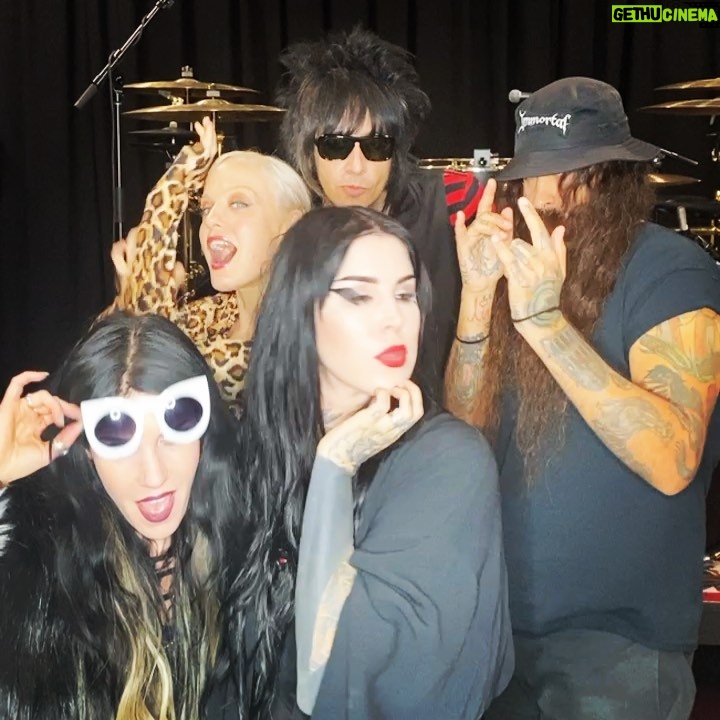 Kat Von D Instagram - TOMORROW IS THE DAY!!🙀 My album “Love Made Me Do It” is released into the world!! 🙀 So excited to finally share all these songs with you all, and go on tour in September! Can’t thank my wonderful bandmates enough for breathing life in to these songs and going on this musical journey with me. @sammidoll @mrpharmacist72 @brynnroute @daveparley ❤️ #lovemademedoit ❤️